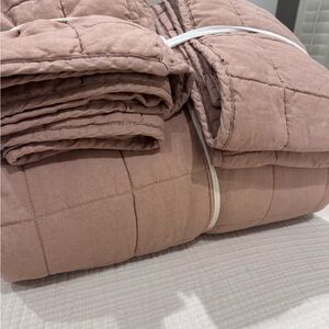 Quince king linen quilt set.